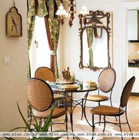 宫廷味道的铁艺餐桌餐椅，棕褐调的仿古地砖，配上古典味道的吊灯、墙镜、花卉窗帘，餐厅氛围与西厨风格和谐相融。