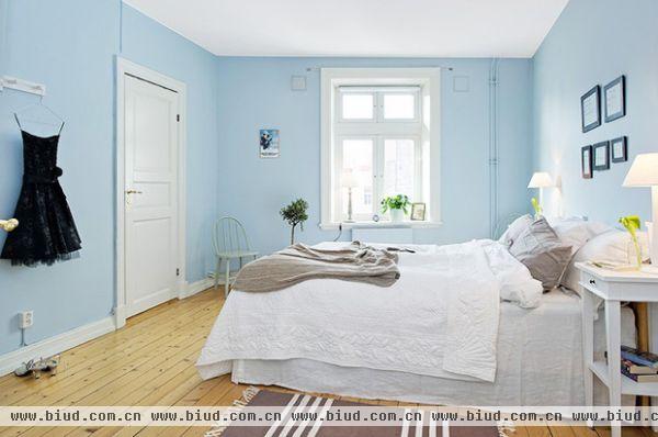 这是一所迷人的公寓，有着宽敞客厅，凉爽色调，平和温馨气氛，特别喜欢它那清新的装饰，白色宜家布艺沙发，漂亮抱枕，以及简单深蓝色地毯，甜美现代装饰，小卧室是作为办公地区，粉色系列喜欢亮艳。通向大厅进入主卧室，面向庭院，比较安静，粉刷成淡蓝色，非常温馨。