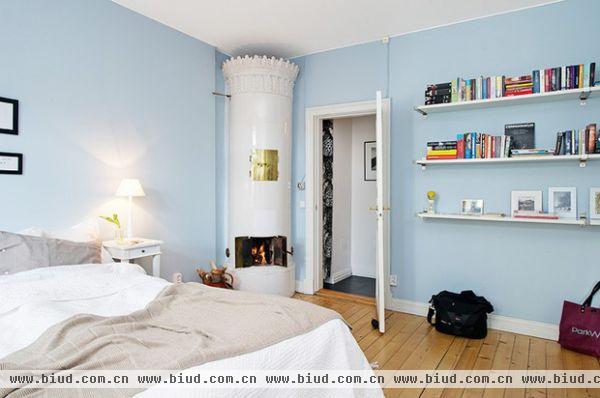 这是一所迷人的公寓，有着宽敞客厅，凉爽色调，平和温馨气氛，特别喜欢它那清新的装饰，白色宜家布艺沙发，漂亮抱枕，以及简单深蓝色地毯，甜美现代装饰，小卧室是作为办公地区，粉色系列喜欢亮艳。通向大厅进入主卧室，面向庭院，比较安静，粉刷成淡蓝色，非常温馨。
