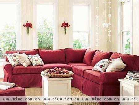 酒红色的沙发绝对是客厅里的主角，万种风情尽。米色的墙面、白色的窄窗，和酒红色沙发互相辉映，淡雅和热烈如此和谐的融合在一起。