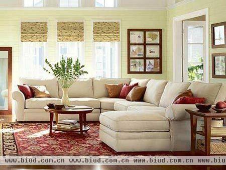 同样是白色沙发、米黄色墙面、窄窗台，只要悉心布置，就能呈现完全不一样的效果。窗帘充满了森林气息，小圆几上的绿植，焕发着生机，带着丰富图案的地毯带来一丝奢华。