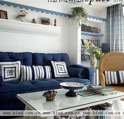  蓝蓝的地中海风格。很舒服的布艺沙发，很别致又很搭的靠垫，造型简单的小茶几还有很强的收纳功能呢