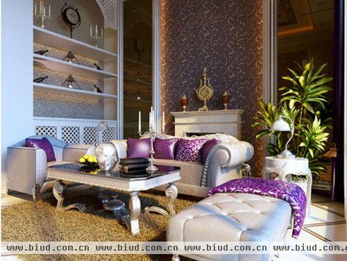 金银箔、贴皮、不锈钢混合打造的银色沙发和茶几，配以紫色靠包，高贵典雅。皮纹砖和高大的玻璃电视背景墙将现代与古典、抽象与细致、简单与繁琐巧妙组合成一体，演绎了无比寻常的美丽。