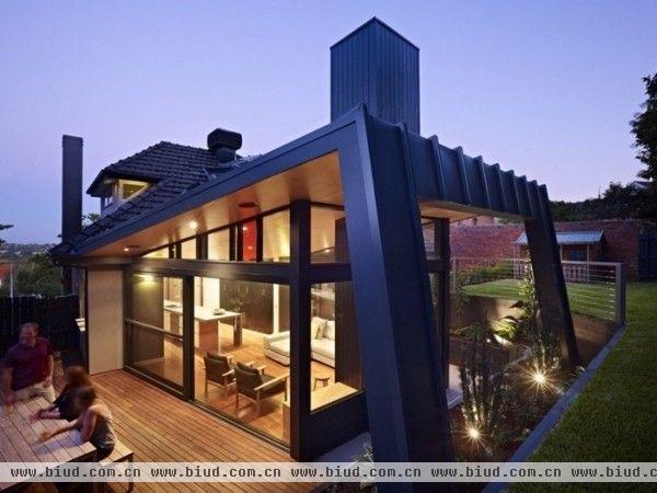 这座外形奇特的住宅坐落在澳大利亚墨尔本，由Nic Owen Architects在原有的房屋后改建而成。