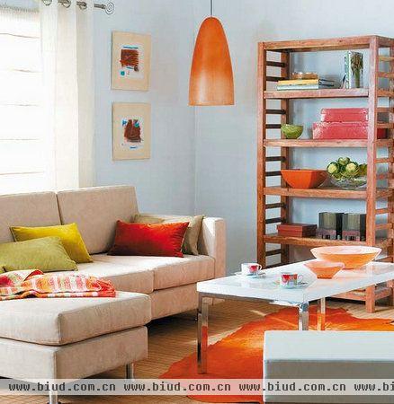 统一齐整的布艺软装+木板搁架橙色的灯饰与装饰盘是客厅最吸引人的颜色，使整个空间看起来非常漂亮。浅蓝的墙面与浅灰的沙发以及棕色的地毯与橙色的艳丽形成对比，更好的突出了橙色的美。