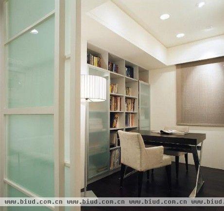 　白色为空间主要元素，白色天花板、壁面搭配深色地板，运用深浅对比色，让空间更为简洁。