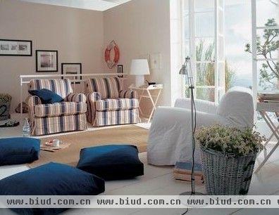 客厅当然是居家装修的重点.其的风格体现着主人的性格.那么在选择客厅家具的时候也要注重搭配着自己喜欢的风格。蓝白色的条纹搭配乳白色的居室色调，分外养眼