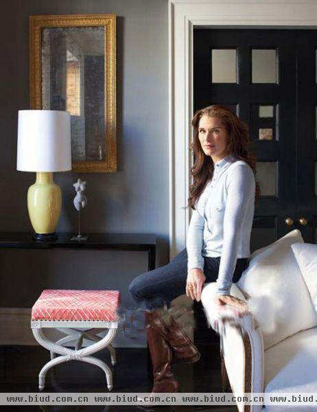 这位“传奇美人”的家居品味究竟如何呢？让我们一起欣赏一下波姬·小丝 (Brooke Shields) 糅合了古典与现代风格的舒适豪宅吧！