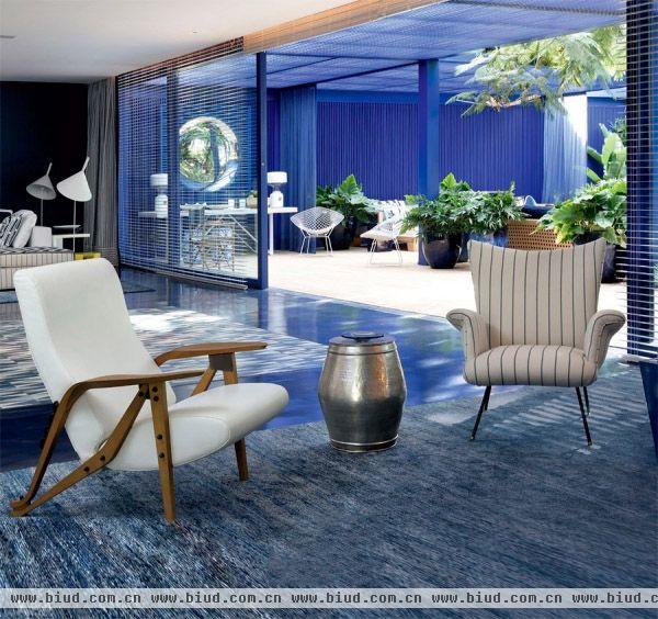 通体的蓝色调，色彩分明，家具与装饰物品像海洋中的浮游生物，艺术与浪漫并存。