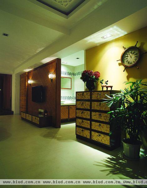 异国风情的居室也有简单随意的一面，简单的几件家具，就能营造出风味独特的泰式风格。