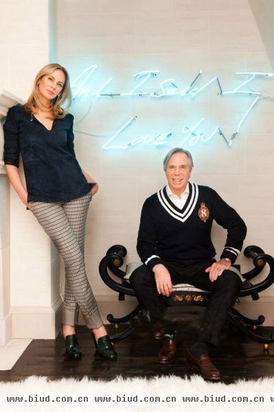 汤米·希尔费格 (Tommy Hilfiger) 是大家再熟悉不过的美式休闲风格代表设计师，而他和妻子迪·希尔费格 (Dee Hilfiger) 位于纽约的公寓，也称得上是一座时尚+美国流行文化的“迷你博物馆”。精心收藏的包包、鞋子，铺满手绘壁画的房间，挂着Studio 54老照片的客厅……