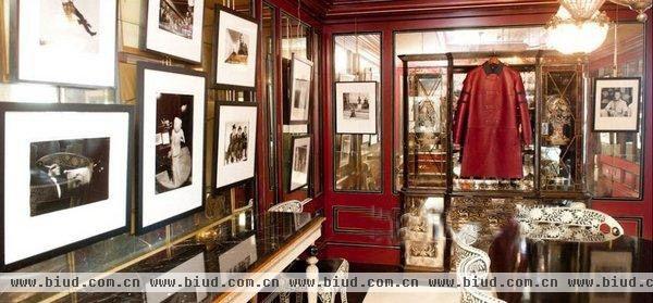 汤米·希尔费格 (Tommy Hilfiger) 是大家再熟悉不过的美式休闲风格代表设计师，而他和妻子迪·希尔费格 (Dee Hilfiger) 位于纽约的公寓，也称得上是一座时尚+美国流行文化的“迷你博物馆”。精心收藏的包包、鞋子，铺满手绘壁画的房间，挂着Studio 54老照片的客厅……
