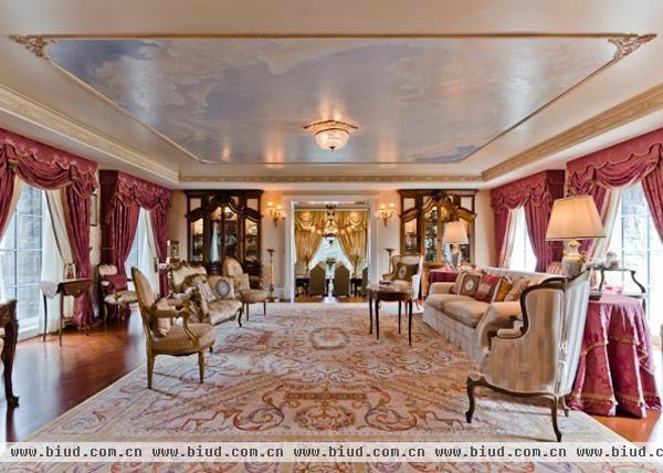 席琳·迪翁 (Celine Dion) 最近决定将加拿大的旧宅挂牌出售，于是这座富丽如贵族府邸般的豪宅终于得以细致地展现在世人面前。这座三层楼高的别墅位于加拿大的一个美丽的私人岛屿上，面积24000平方英尺（约2230平米），内部装饰也极尽奢华