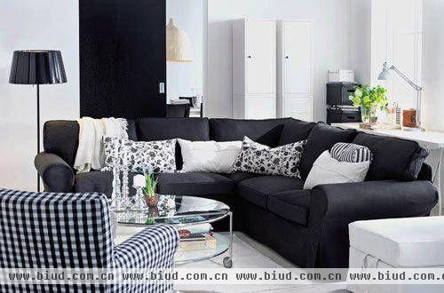 黑、白、格子图案，这三种元素是演绎古典优雅风格的高手。这种沙发围成圈的格局，大片的沙发套和靠垫不外乎黑白两种图案，却毫不单调，是现代简洁式优雅的代表。