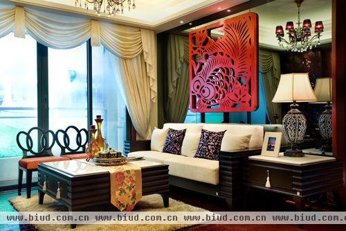 沙发背景墙的灰镜与剪纸艺术的手法做成红色镂雕饰品形成对比，强调了视觉亮点。