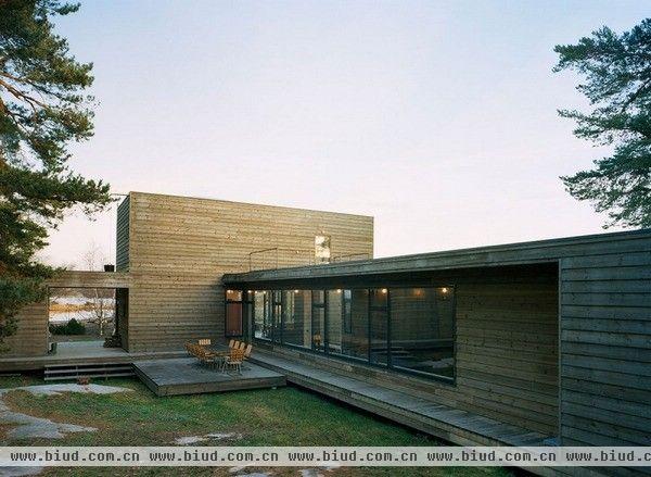 这座位于斯德哥尔摩（瑞典首都）海边的田园式松木房子，屋顶架着一个带玻璃眺望台的阁楼。这是瑞典设计师Waldemarson Berglund在2008年完成的项目，这栋两层别墅表面铺满了粗糙的瑞典松木块，随着时间增长会逐渐变灰白。建筑位于一个较为低矮的场地上，与海岸更近，这也为设计带来极大的挑战，因为海浪随时可能来袭，鉴于此住宅由一系列的柱子保护，从而使海浪可以从住宅的底下穿过。