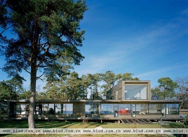 这座位于斯德哥尔摩（瑞典首都）海边的田园式松木房子，屋顶架着一个带玻璃眺望台的阁楼。这是瑞典设计师Waldemarson Berglund在2008年完成的项目，这栋两层别墅表面铺满了粗糙的瑞典松木块，随着时间增长会逐渐变灰白。建筑位于一个较为低矮的场地上，与海岸更近，这也为设计带来极大的挑战，因为海浪随时可能来袭，鉴于此住宅由一系列的柱子保护，从而使海浪可以从住宅的底下穿过。