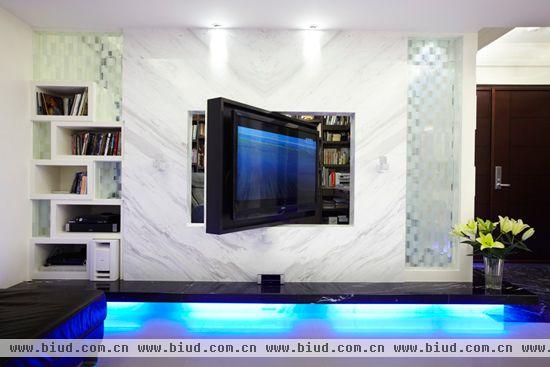 设计师特别在两个空间中设计可旋转电视墙，让屋主在工作之余也能在书房中放松紧绷的神经。
