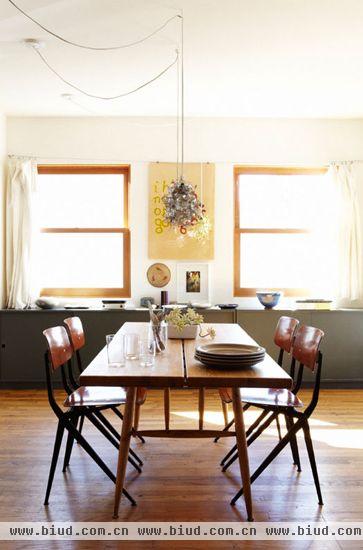 木质餐桌椅大方实用，与木地板自然融合，让餐厅质感清新而自然。大面积的木框窗户让室内通明透亮，其上下推拉式设计也充满了日式风味。