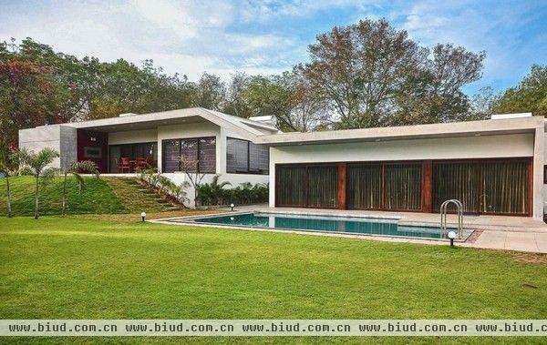 印度设计师Arpan Shah在印度艾哈迈达巴德附近的一片茂密的绿地，设计了一所约464平方米的住宅，这个建筑形式简洁，用材丰富。房子周围是自然环境，围绕着一圈棕榈树和其他具有东方特色的植物。这所住宅采用了大型方玻璃窗，使建筑内部充分接触自然界的日光、天空、大地、水和空气。父母和儿子的居所中间为全家聚会的开放空间。后花园与街道用直线墙隔离开，保证了住宅里这个绿色空间的私密性。整个建筑包括屋顶都是由匀称线性的混凝土块构成，将室内划分为三个空间。第一个是父母孩子的卧室和客房；第二个主要是中央过渡区，有起居空间和后庭院；第三个是面向花园的主卧室、客厅和餐厅。