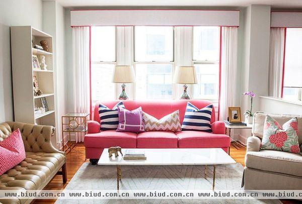 粉色的沙发很有爱，有种想躺在上面看书享受阳光的冲动。