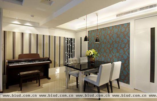 开放式餐厅气氛典雅，简洁风的黑白餐桌椅设色，更加烘托出翠蓝流金壁布的古典美，质感细腻。与一旁的钢琴区，透过相异的图腾界定空间属性，却在和谐中各自展演优雅。