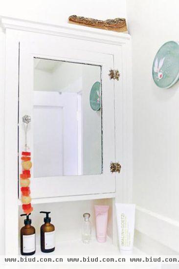 洗手间的装饰业非常简洁，运用了很多家居空间都偏爱使用的节省空间方式—嵌入式镜子柜。这种柜子非常普遍，它的好处相信大家都有目共睹。把必要的东西都放进柜子里，浴室空间便又是一片洁净了。