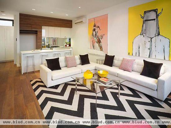 充满立体感和线条感的黑白条纹地毯划出客厅空间，白色的沙发自然地融入整体，玻璃桌子提升了客厅的质感，墙上的抽象画让客厅充满艺术气息。