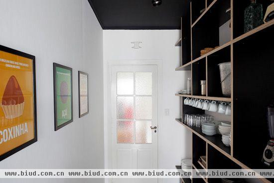 白色木门与墙壁自然融合，利用压花玻璃代替透明玻璃作为木门的装饰，既美观和保证有光线透入又保护了室内的隐私，一举多得。黑色天花让墙壁与天花有分层的错觉，立体感骤增。