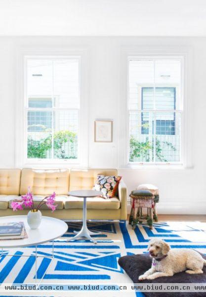 客厅超大的落地玻璃窗，可以充分享受澳洲的阳光，多么惬意的一套房子。 