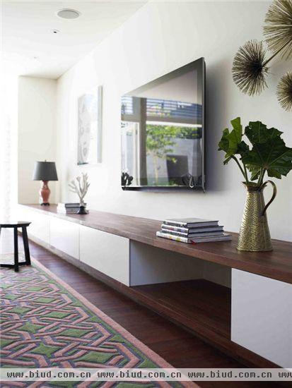 狭长的电视柜视觉上让人感到客厅空间得到延伸，同时具有良好的收纳作用。