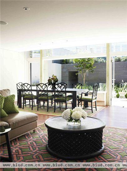 墨绿色与粉色为主的地毯相比于地板，不仅有暖脚作用，也起到对空间进行分区的作用。