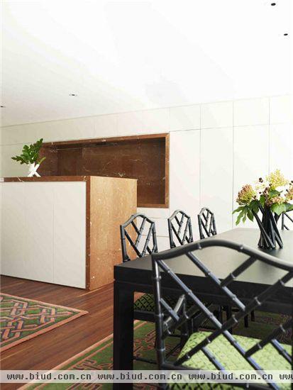 绿色的地毯上使用黑色的餐桌与餐椅，强调了整个餐厅的存在感，更显眼。