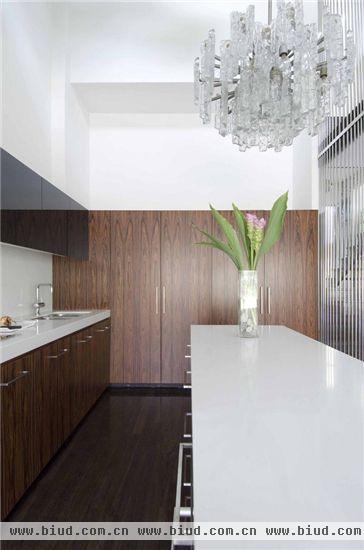 储物柜与地板的颜色都是深棕色，互相呼应，这使得厨房空间在视觉效果上给人的感觉更统一，更简约。
