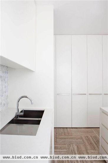 在天花板足够高的厨房空间安置壁橱，充分利用空间之余也为主人创造出收纳物品的空间。