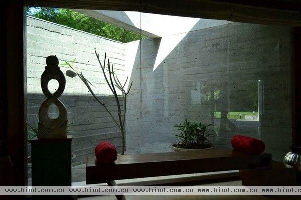 印度设计师Arpan Shah在印度艾哈迈达巴德附近的一片茂密的绿地，设计了一所约464平方米的住宅，这个建筑形式简洁，用材丰富。房子周围是自然环境，围绕着一圈棕榈树和其他具有东方特色的植物。这所住宅采用了大型方玻璃窗，使建筑内部充分接触自然界的日光、天空、大地、水和空气。父母和儿子的居所中间为全家聚会的开放空间。后花园与街道用直线墙隔离开，保证了住宅里这个绿色空间的私密性。整个建筑包括屋顶都是由匀称线性的混凝土块构成，将室内划分为三个空间。第一个是父母孩子的卧室和客房；第二个主要是中央过渡区，有起居空间和后庭院；第三个是面向花园的主卧室、客厅和餐厅。