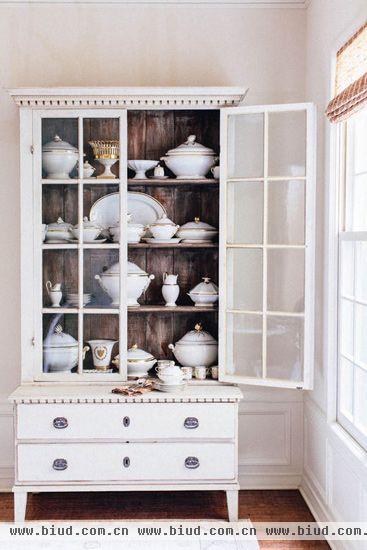 纯白色的储物柜加上瓷器的搭配，使得厨房的这个角落充斥着一种古典贵族风。