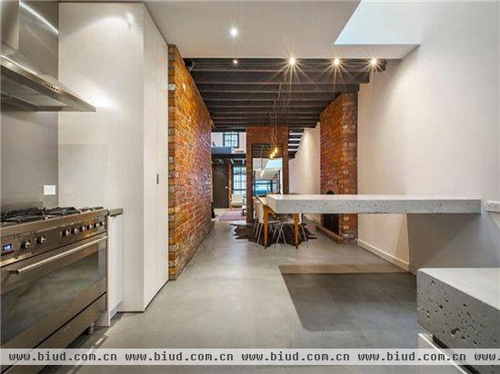 在墙面的凹处安置橱柜，留出宽阔的通道，让厨房的活动空间更大。