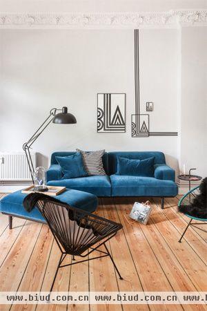 捕捉椅子的黑色线条绘制成简单的墙体彩绘，选配简易低调的家具饰品，让家具不同的质感材质与空间块面产生呼应，整体空间散发出简约美。