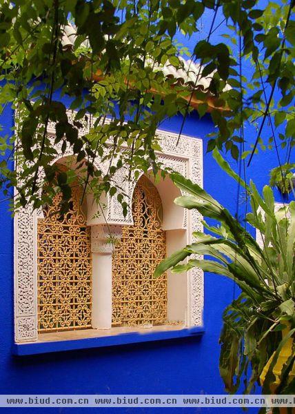 院内明亮的蓝色填满了建筑外墙，光影在雕花窗格里嬉戏，棕榈、仙人掌等热带植物从沙石土壤中朝着阳光生长，伊斯兰风格的纹饰携带着浓浓的摩洛哥风情。如今，这片花园已经对游客开放。
