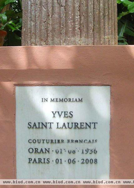 著名服装设计师伊夫圣罗兰 (Yve Saint Laurent) 生前同搭档皮埃尔·布尔热 (Pierre Berge) 在摩洛哥马拉喀什购下了一片私人花园。它为这名顶尖法国设计师提供了一片休憩场所。
