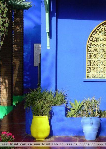 院内明亮的蓝色填满了建筑外墙，光影在雕花窗格里嬉戏，棕榈、仙人掌等热带植物从沙石土壤中朝着阳光生长，伊斯兰风格的纹饰携带着浓浓的摩洛哥风情。如今，这片花园已经对游客开放。