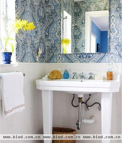 复杂图案的壁纸，将目光聚焦于此，给白色的卫浴间加点色彩，改变单调、冷清的格调。洗手池上的镜子，不仅可以增加空间感，还可以将室外的色彩反射进来，使整个空间更自然，更温暖。