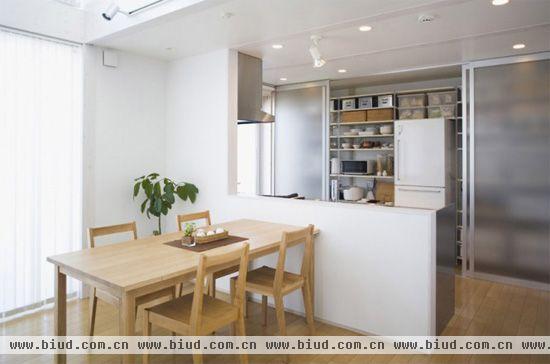 厨房与餐厅之间砌了吧台作隔断，靠近厨房一边还可以增加收纳之用。