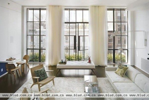 这间面积为2400平方英尺的纽约复式公寓由Pulltab Design公司为一个四口之家设计，这是一个优雅的生活空间，充满了各种温馨的小细节。一片绿色的植物墙，为整个家增添了自然的气息。以白色调为主题，配以各种不同的内饰，让人一见倾心。