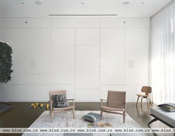 这间面积为2400平方英尺的纽约复式公寓由Pulltab Design公司为一个四口之家设计，这是一个优雅的生活空间，充满了各种温馨的小细节。一片绿色的植物墙，为整个家增添了自然的气息。以白色调为主题，配以各种不同的内饰，让人一见倾心。