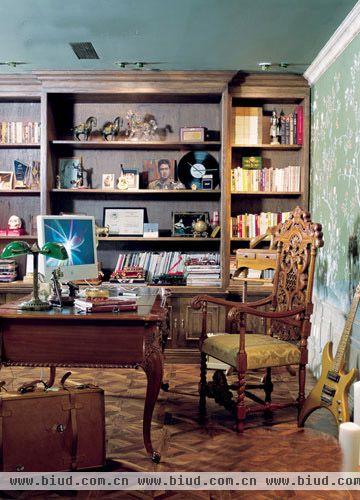 在这个扩建的地下室中有两间对于杨坤很重要的房间：书房和工作室。书房依旧遵循了复古的风格，从书柜、桌椅的造型和地毯的图案、质地都可见一斑。尽管书架上摆满了杨坤喜爱的书和画册，但这间书房看起来更像是娱乐室。
