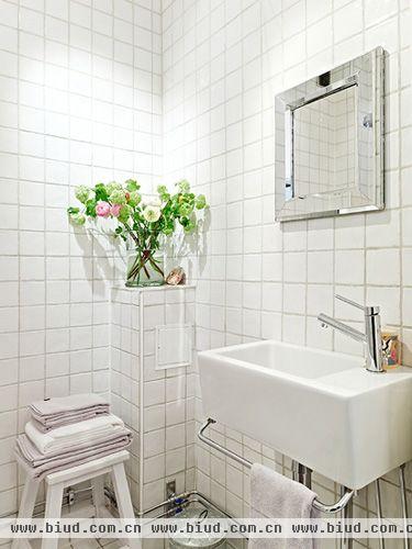 非常喜欢瑞典家居中，白色的墙壁加上木质地板，最主要的是鲜艳的颜色物品的装饰点缀，这所房子一共40平方米