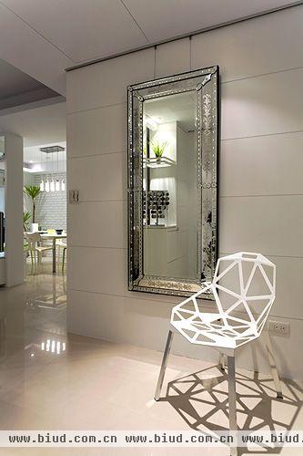 简单线条、银色画框处理的穿衣镜、以白色为基调，陈述空间的纯粹清雅价值。