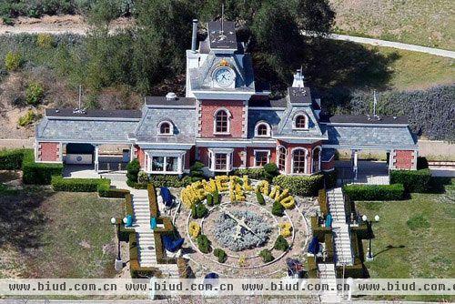 美国流行歌坛巨星迈克尔?杰克逊25日因心脏病突然发作去世，终年50岁。他一度住在位于加利福尼亚州圣耶内的，依据童话《小飞侠》中的神奇王国命名的，方圆2600英亩的梦幻庄园(Neverland Valley Ranch)里。